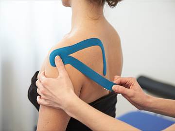 Kinesiologisches taping der Schulter